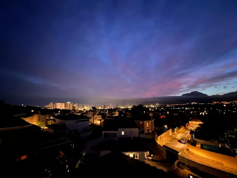 Villa con piscina y vistas a las montañas y Benidorm en la zona de Rincón de Loix