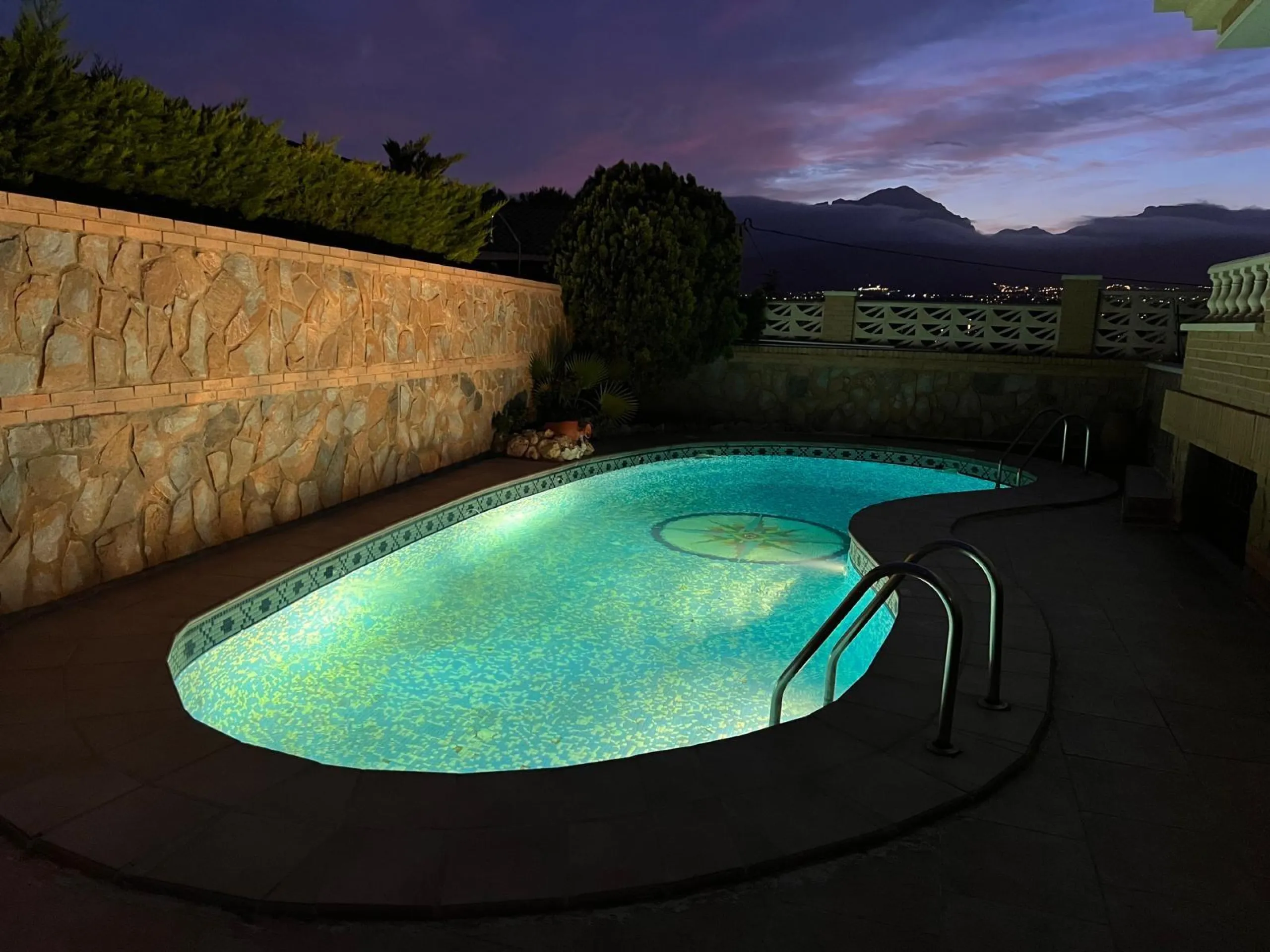 Villa con piscina y vistas a las montañas y Benidorm en la zona de Rincón de Loix