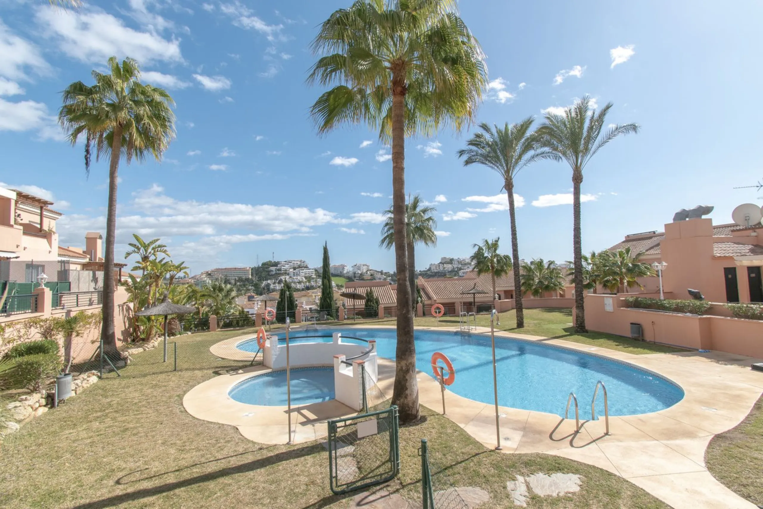 Entdecken Sie diese beeindruckende Maisonettewohnung zum Verkauf in der begehrten Gegend von Mijas Costa – eine Immobilie, die Komfort, Großzügigkeit und eine privilegierte Lage unweit des Meeres vereint