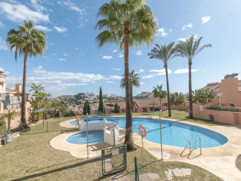 Entdecken Sie diese beeindruckende Maisonettewohnung zum Verkauf in der begehrten Gegend von Mijas Costa – eine Immobilie, die Komfort, Großzügigkeit und eine privilegierte Lage unweit des Meeres vereint