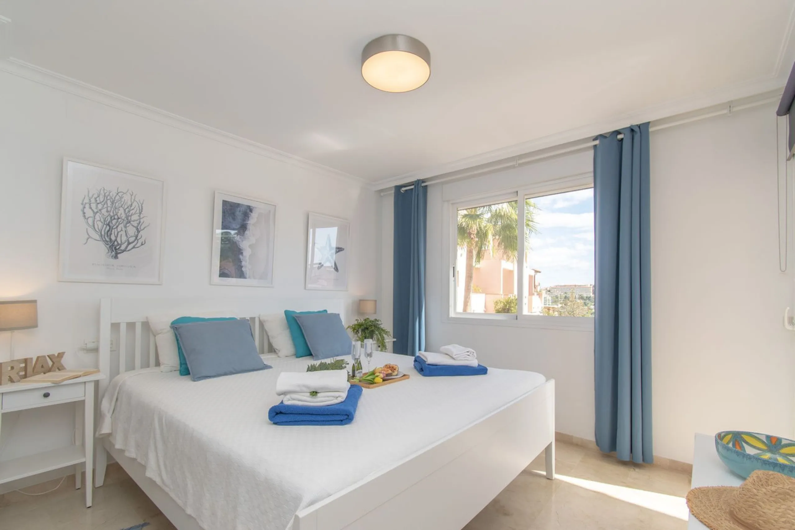 Entdecken Sie diese beeindruckende Maisonettewohnung zum Verkauf in der begehrten Gegend von Mijas Costa – eine Immobilie, die Komfort, Großzügigkeit und eine privilegierte Lage unweit des Meeres vereint