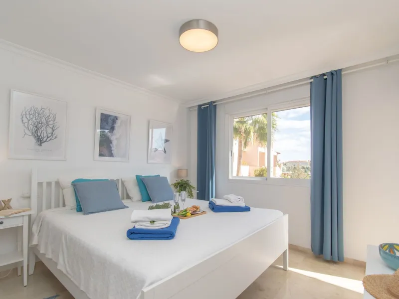 Entdecken Sie diese beeindruckende Maisonettewohnung zum Verkauf in der begehrten Gegend von Mijas Costa – eine Immobilie, die Komfort, Großzügigkeit und eine privilegierte Lage unweit des Meeres vereint