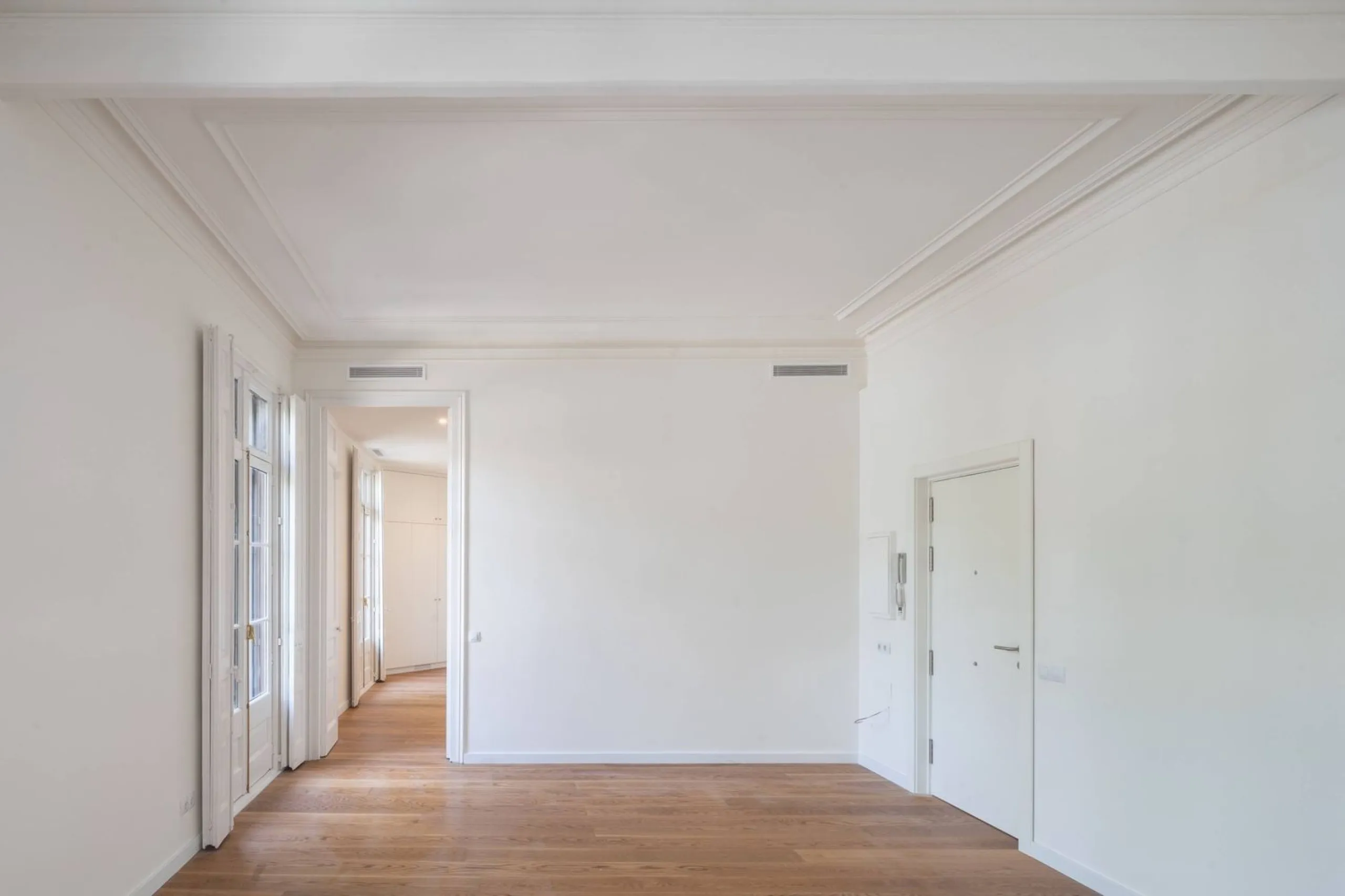 Renovated Apartment with Balconies in Eixample Esquerra, Barcelona