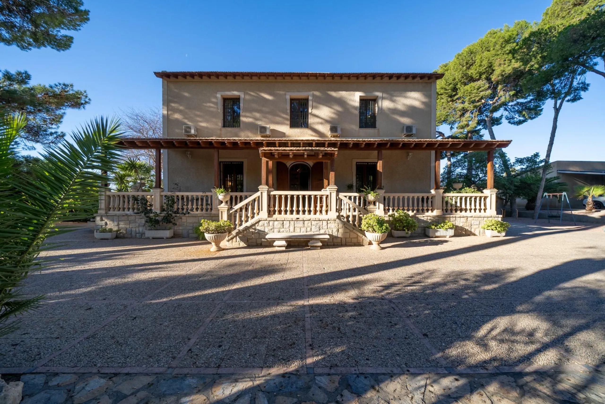 Rustic Oasis: Large House with Land All the Amenities