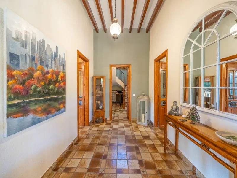 Rustic Oasis: Large House with Land All the Amenities