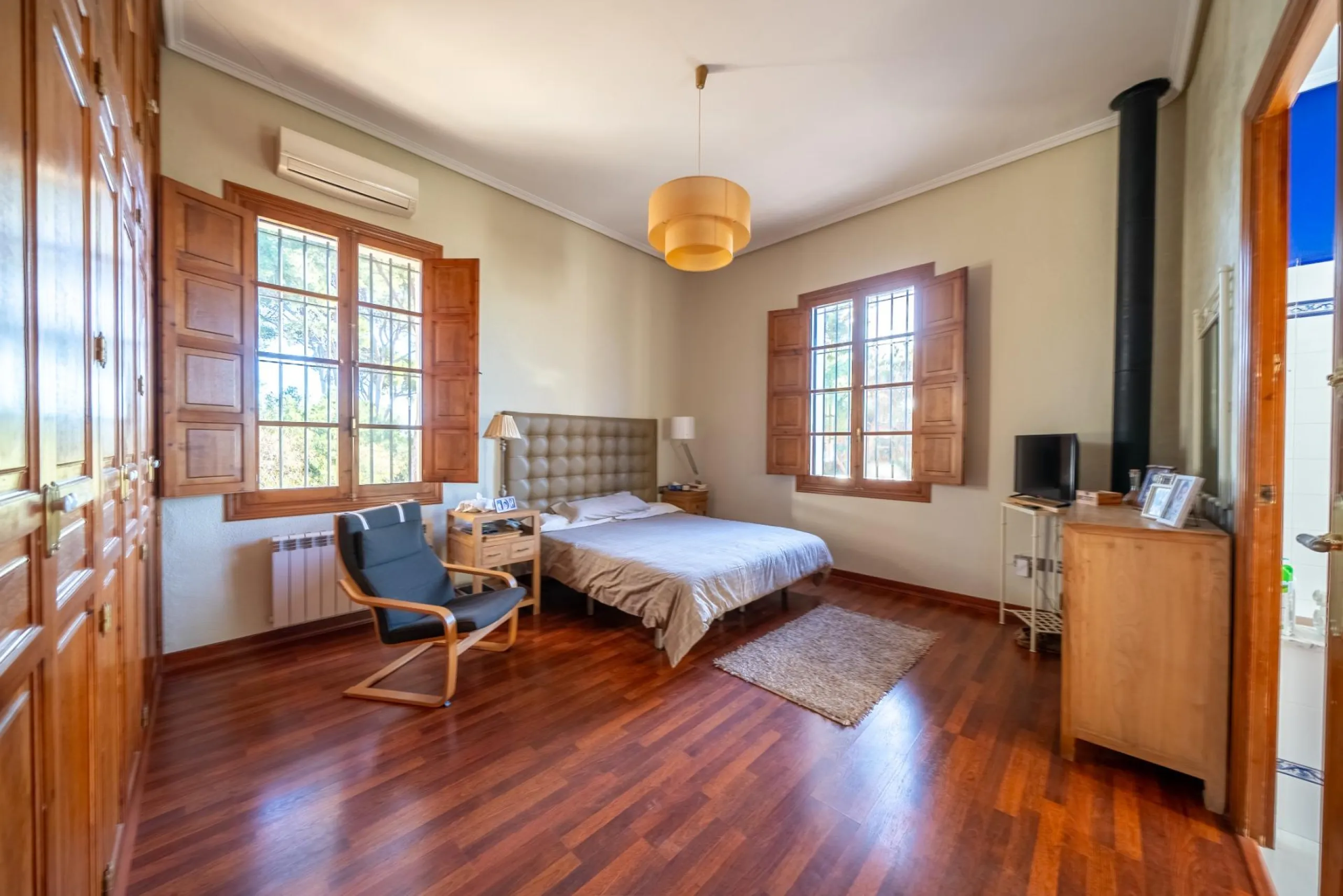 Rustic Oasis: Large House with Land All the Amenities