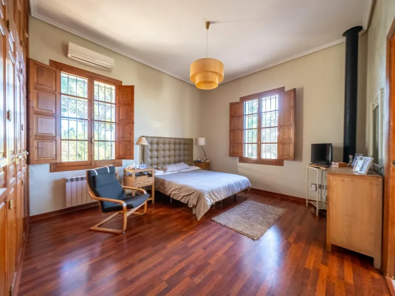 Rustic Oasis: Large House with Land All the Amenities