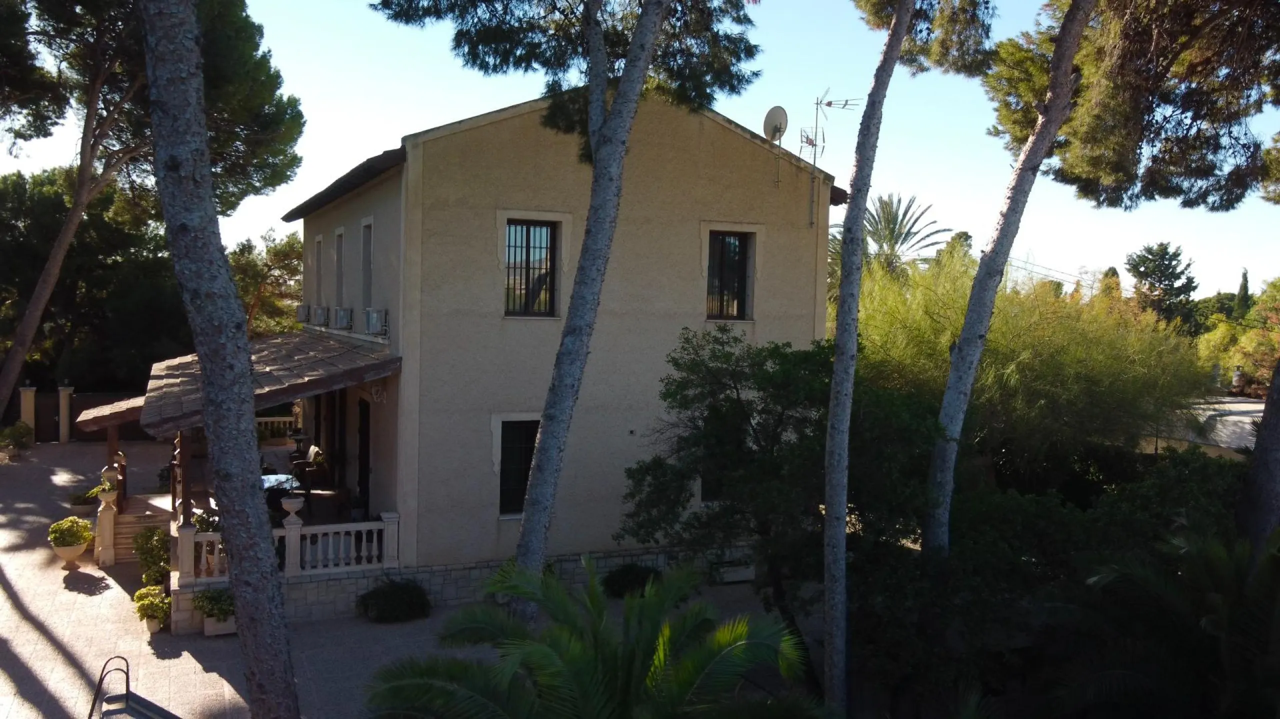 Rustic Oasis: Large House with Land All the Amenities