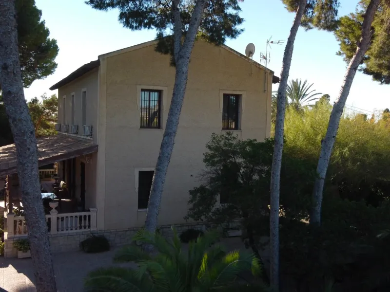 Rustic Oasis: Large House with Land All the Amenities