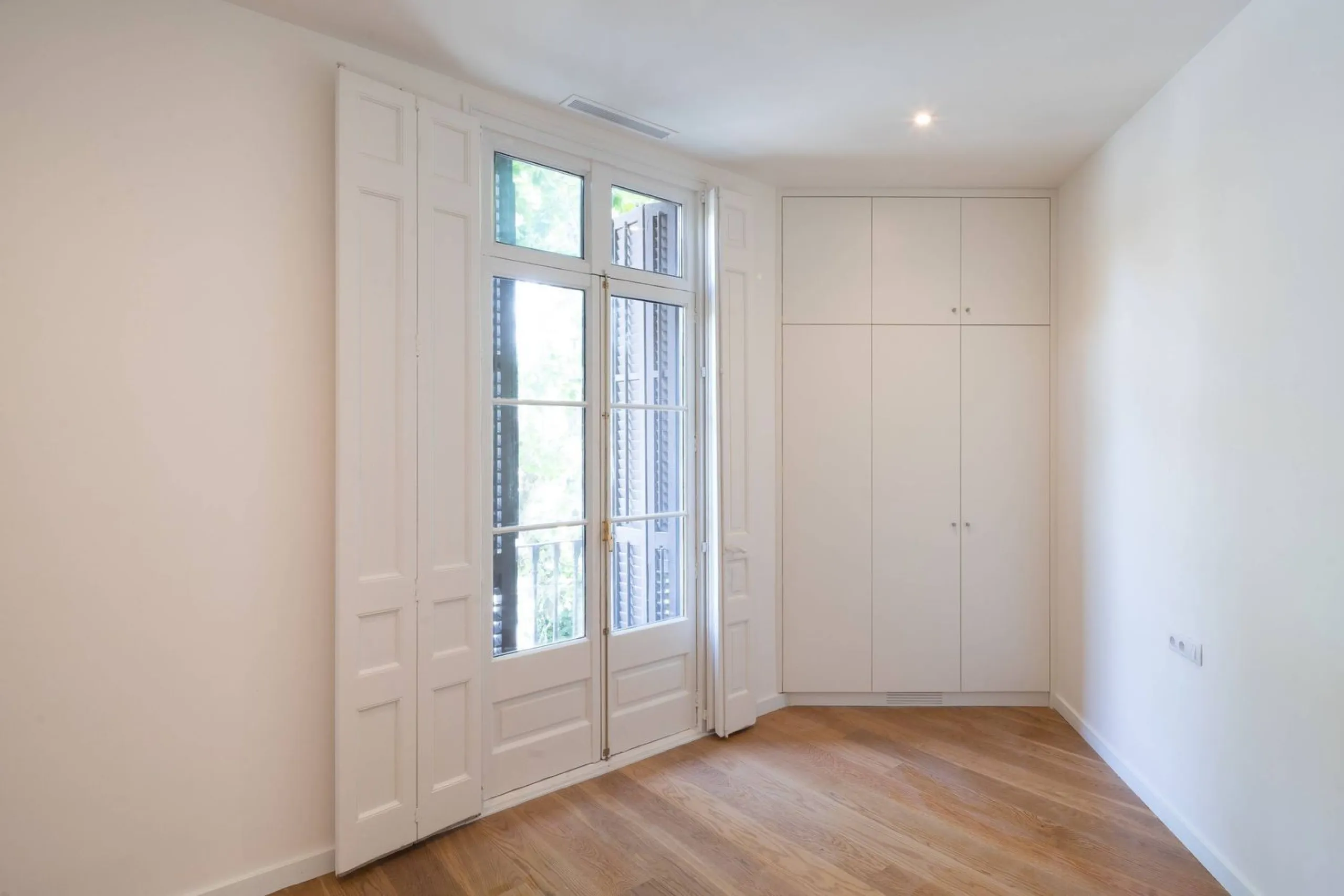Renovated Apartment with Balconies in Eixample Esquerra, Barcelona