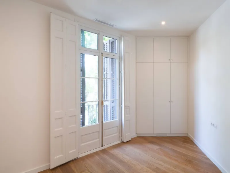 Renovated Apartment with Balconies in Eixample Esquerra, Barcelona