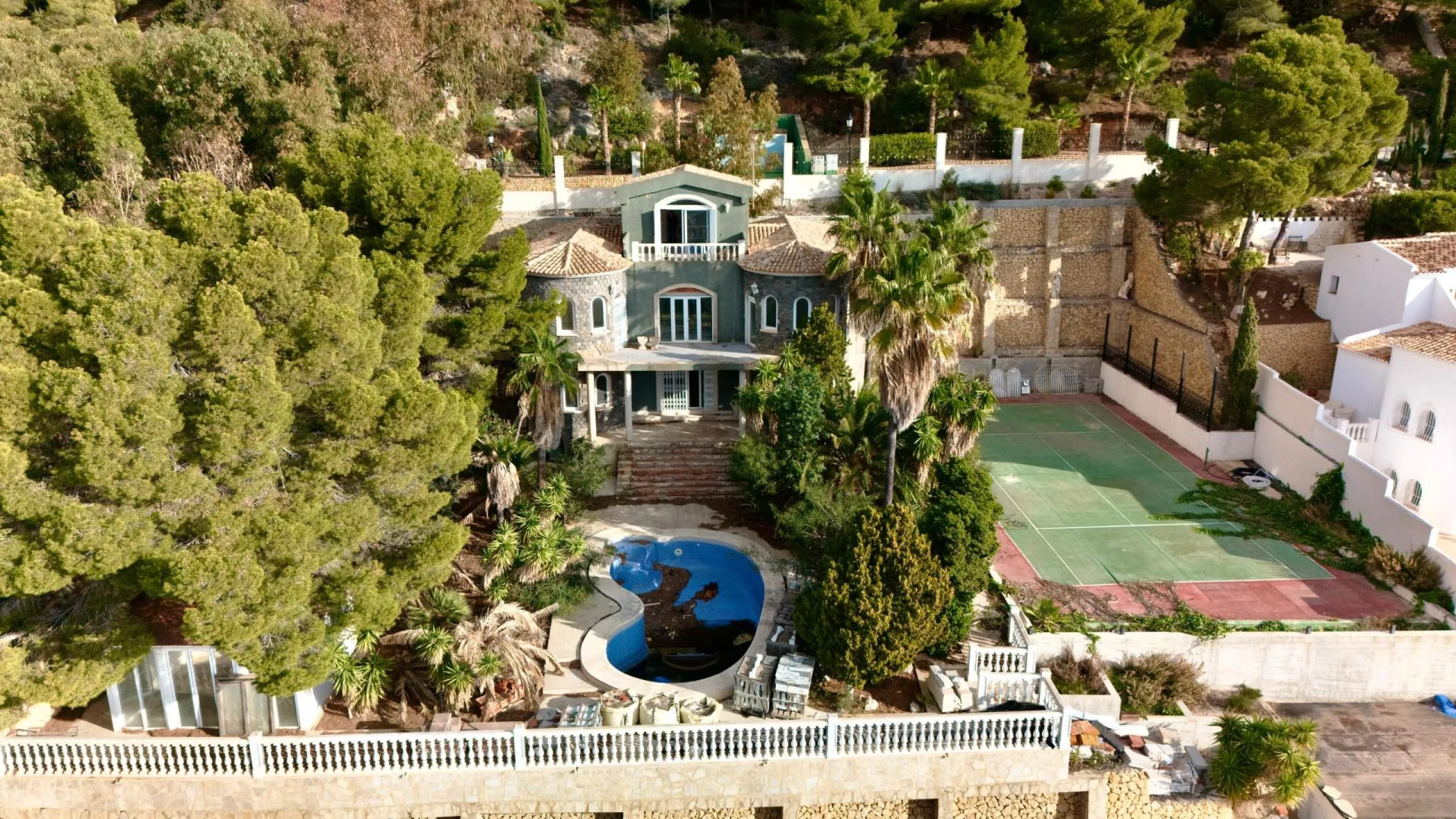 Lujo Mediterráneo en Altea Hills: Propiedad Exclusiva con Vistas Espectaculares y Espacios Únicos