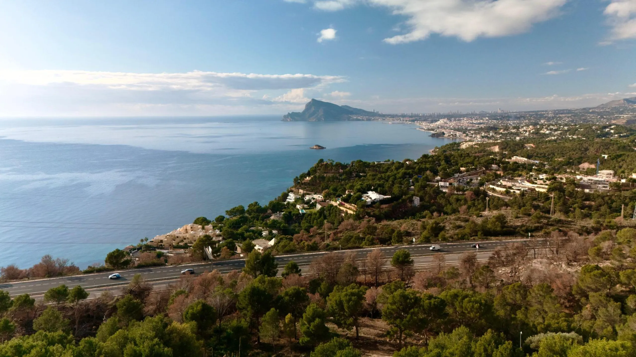 Lujo Mediterráneo en Altea Hills: Propiedad Exclusiva con Vistas Espectaculares y Espacios Únicos
