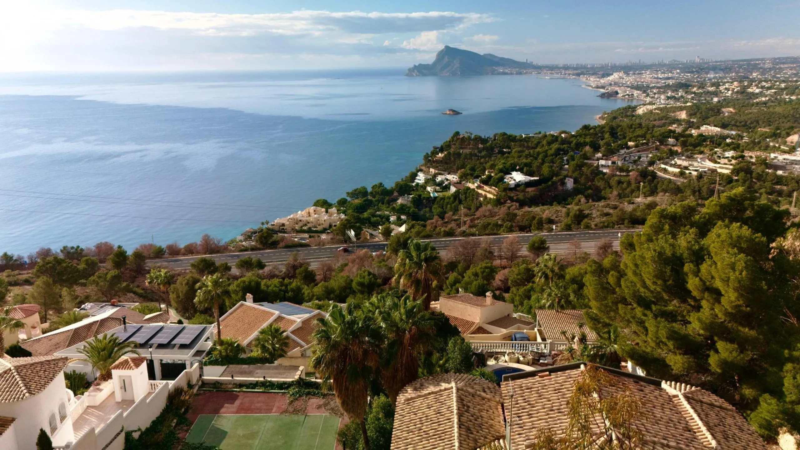 Lujo Mediterráneo en Altea Hills: Propiedad Exclusiva con Vistas Espectaculares y Espacios Únicos