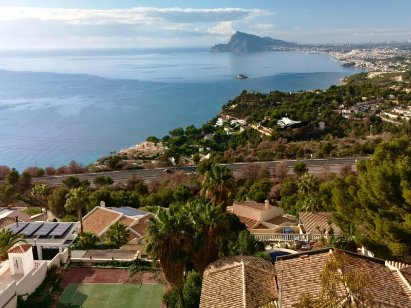 Lujo Mediterráneo en Altea Hills: Propiedad Exclusiva con Vistas Espectaculares y Espacios Únicos