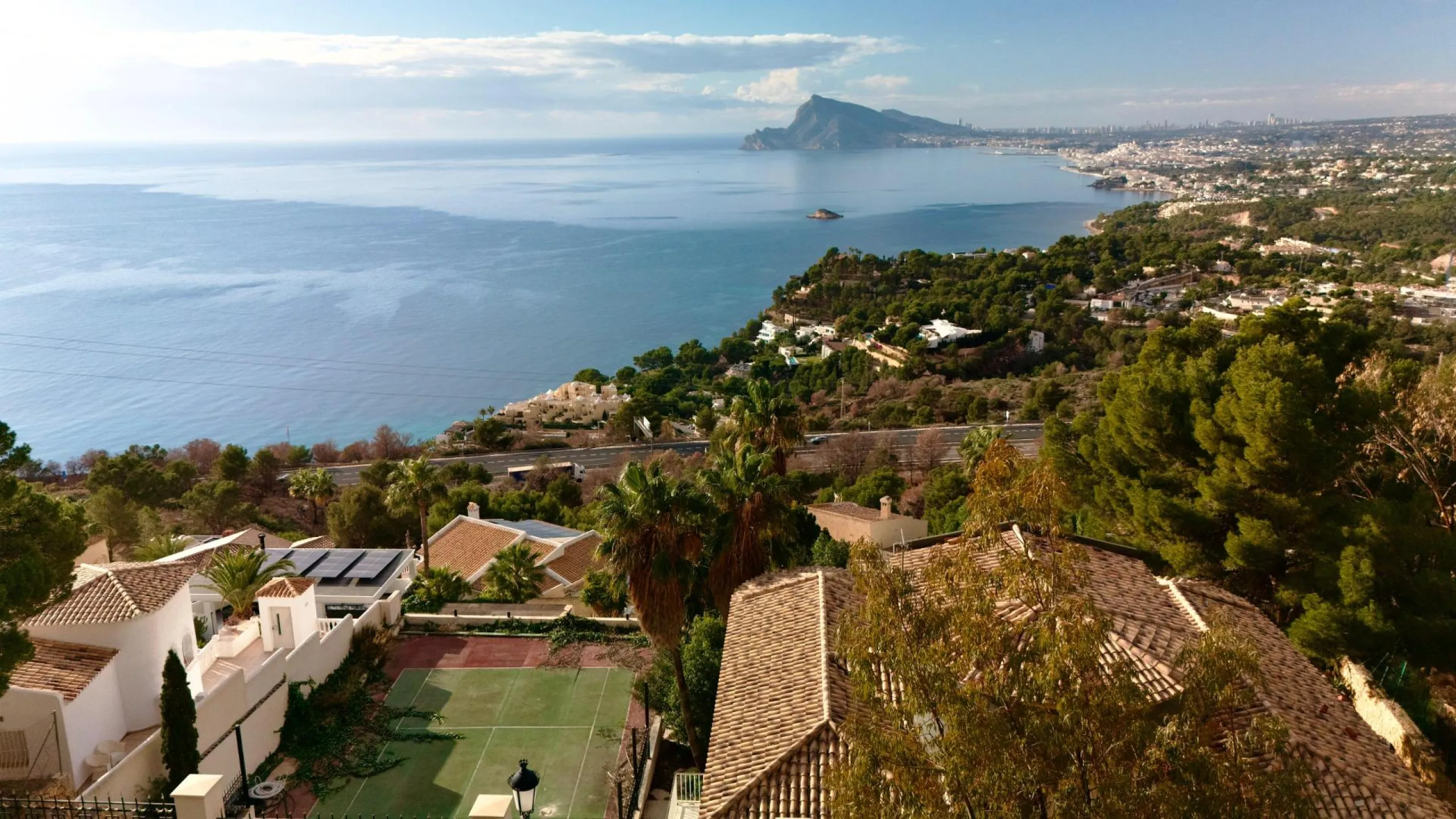 Lujo Mediterráneo en Altea Hills: Propiedad Exclusiva con Vistas Espectaculares y Espacios Únicos
