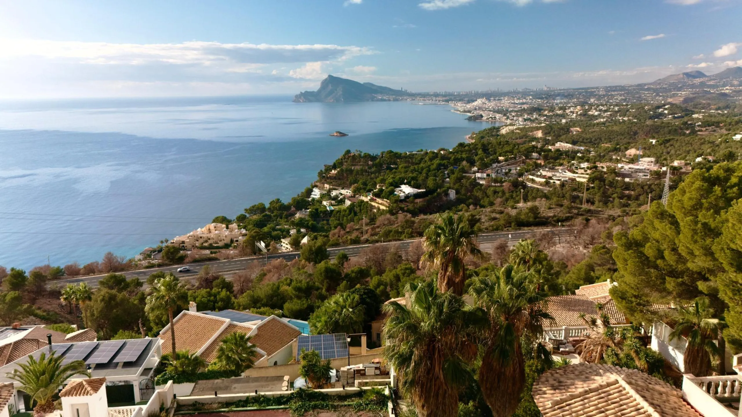 Lujo Mediterráneo en Altea Hills: Propiedad Exclusiva con Vistas Espectaculares y Espacios Únicos