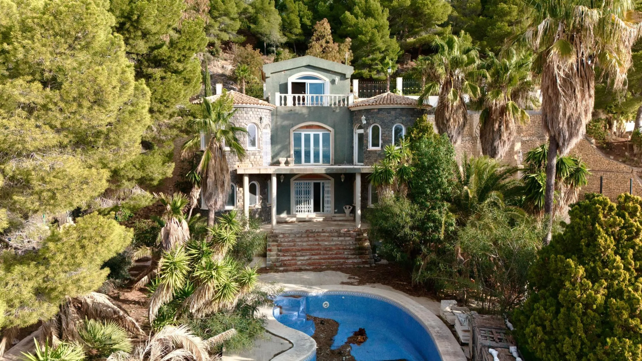 Lujo Mediterráneo en Altea Hills: Propiedad Exclusiva con Vistas Espectaculares y Espacios Únicos