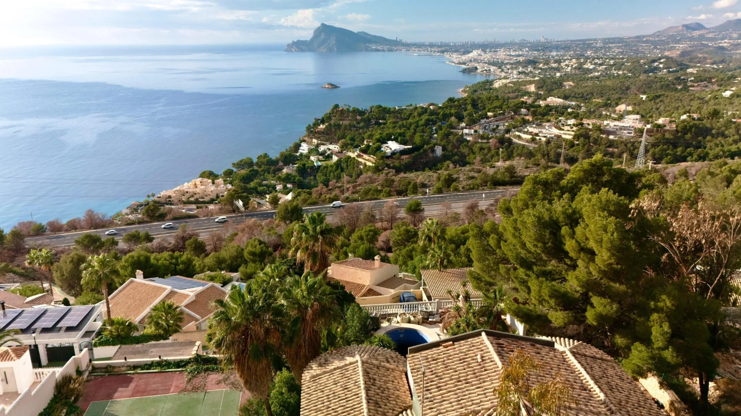 Lujo Mediterráneo en Altea Hills: Propiedad Exclusiva con Vistas Espectaculares y Espacios Únicos