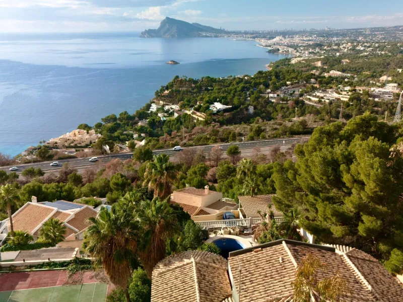 Lujo Mediterráneo en Altea Hills: Propiedad Exclusiva con Vistas Espectaculares y Espacios Únicos