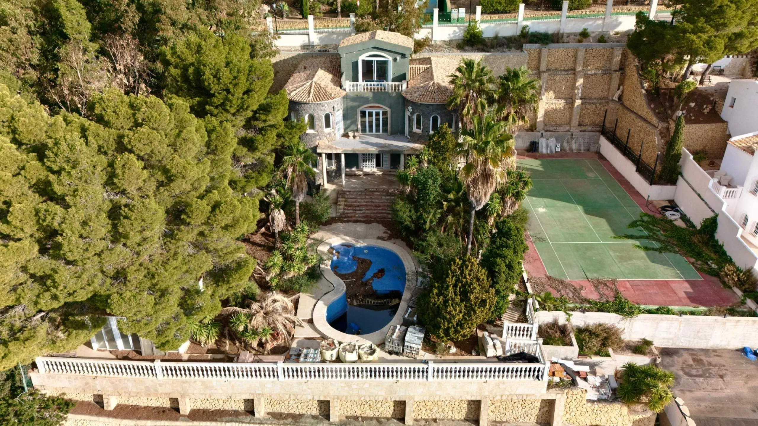 Lujo Mediterráneo en Altea Hills: Propiedad Exclusiva con Vistas Espectaculares y Espacios Únicos