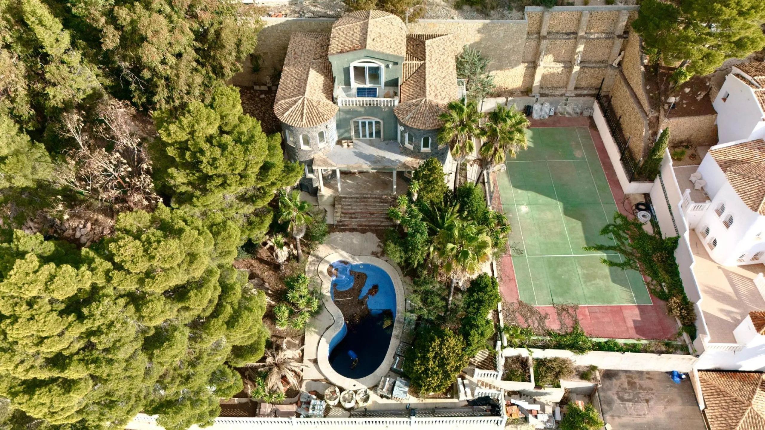 Lujo Mediterráneo en Altea Hills: Propiedad Exclusiva con Vistas Espectaculares y Espacios Únicos