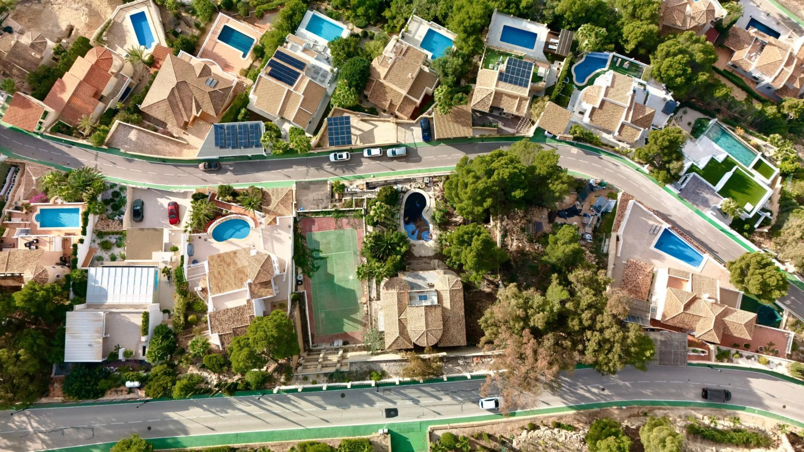Lujo Mediterráneo en Altea Hills: Propiedad Exclusiva con Vistas Espectaculares y Espacios Únicos