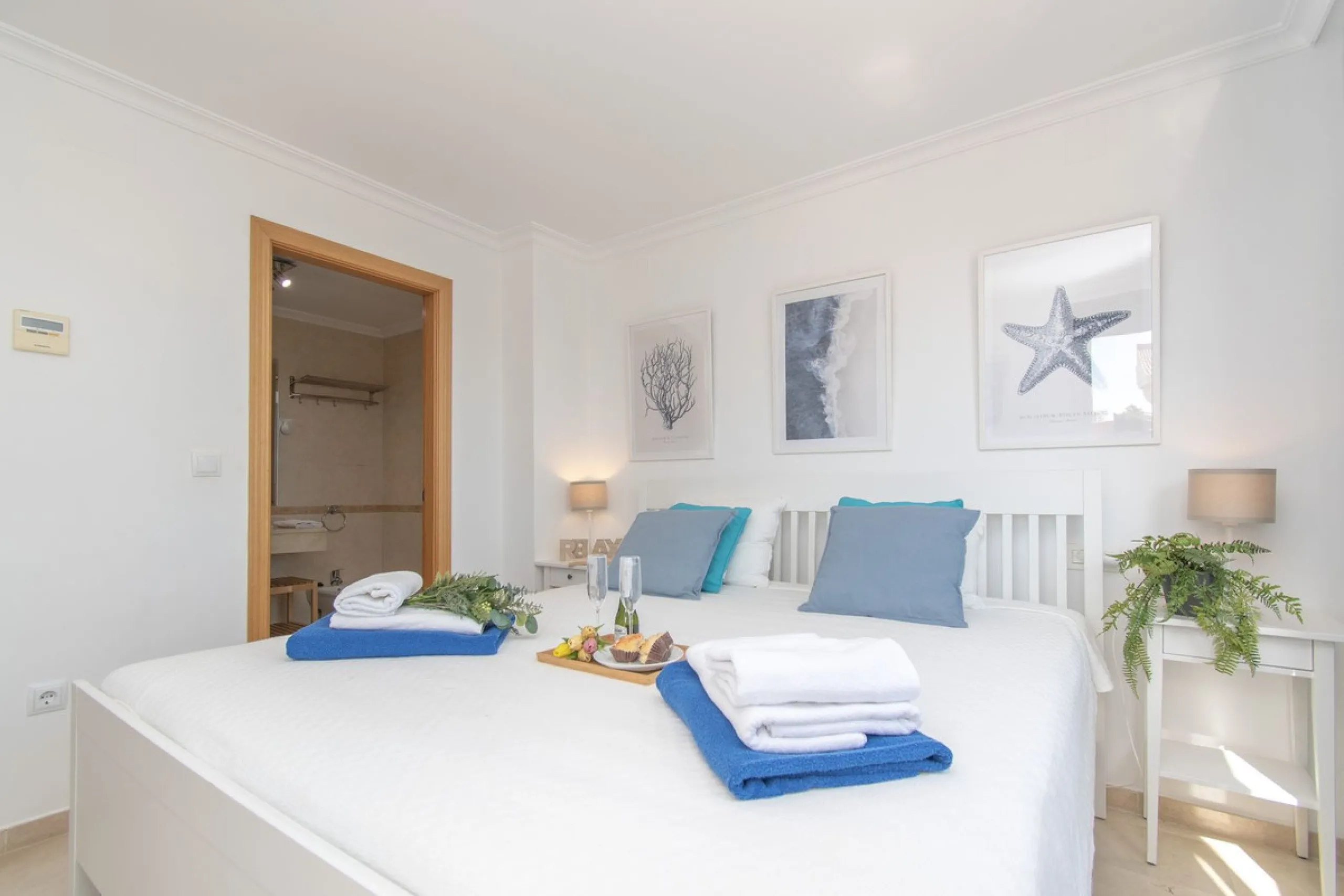 Entdecken Sie diese beeindruckende Maisonettewohnung zum Verkauf in der begehrten Gegend von Mijas Costa – eine Immobilie, die Komfort, Großzügigkeit und eine privilegierte Lage unweit des Meeres vereint