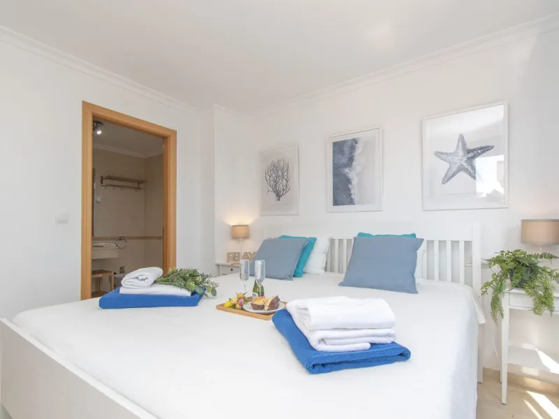 Entdecken Sie diese beeindruckende Maisonettewohnung zum Verkauf in der begehrten Gegend von Mijas Costa – eine Immobilie, die Komfort, Großzügigkeit und eine privilegierte Lage unweit des Meeres vereint