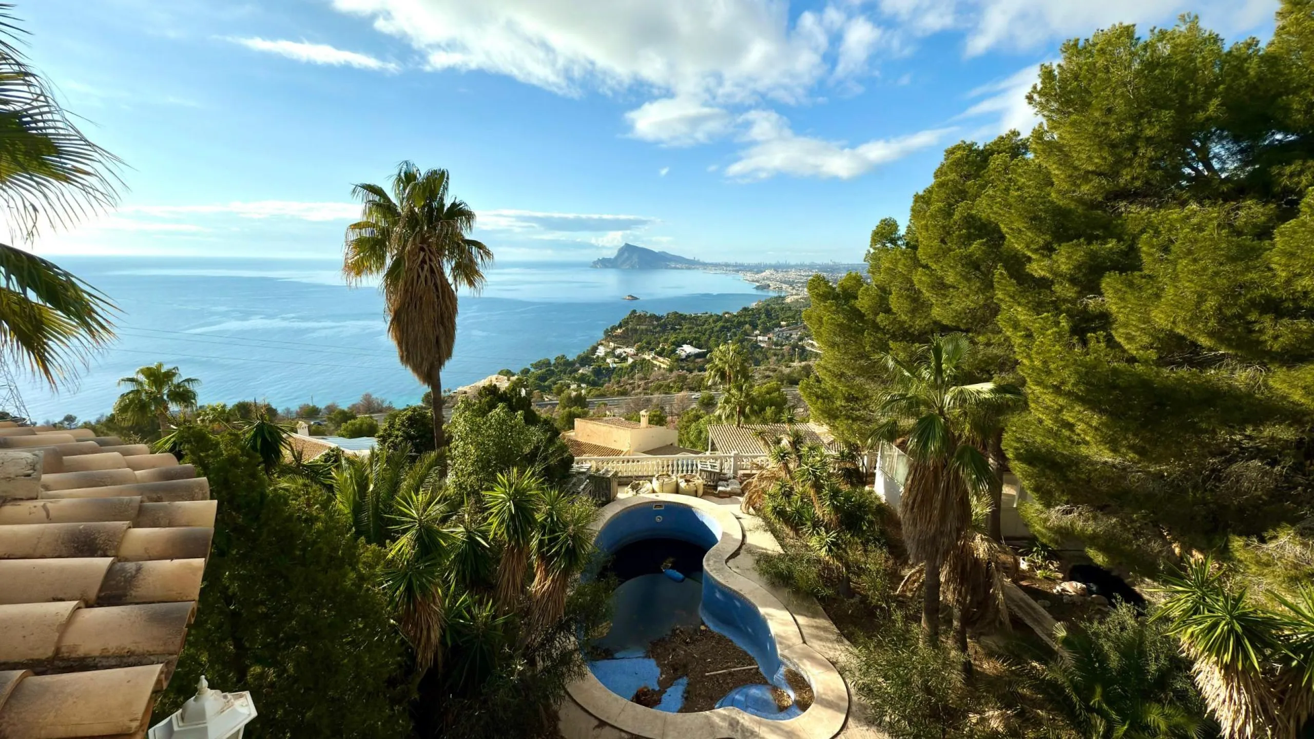 Lujo Mediterráneo en Altea Hills: Propiedad Exclusiva con Vistas Espectaculares y Espacios Únicos