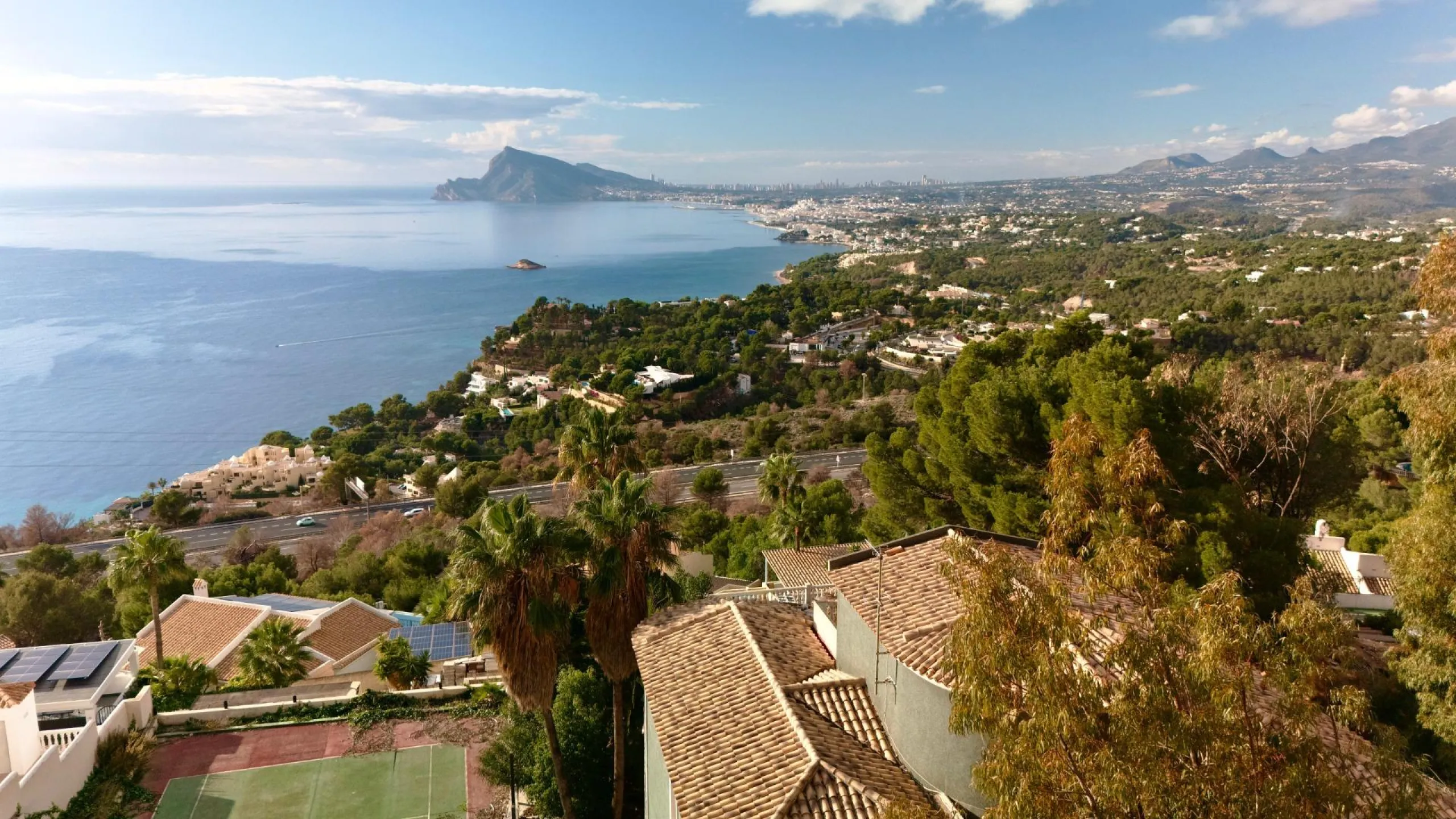 Lujo Mediterráneo en Altea Hills: Propiedad Exclusiva con Vistas Espectaculares y Espacios Únicos
