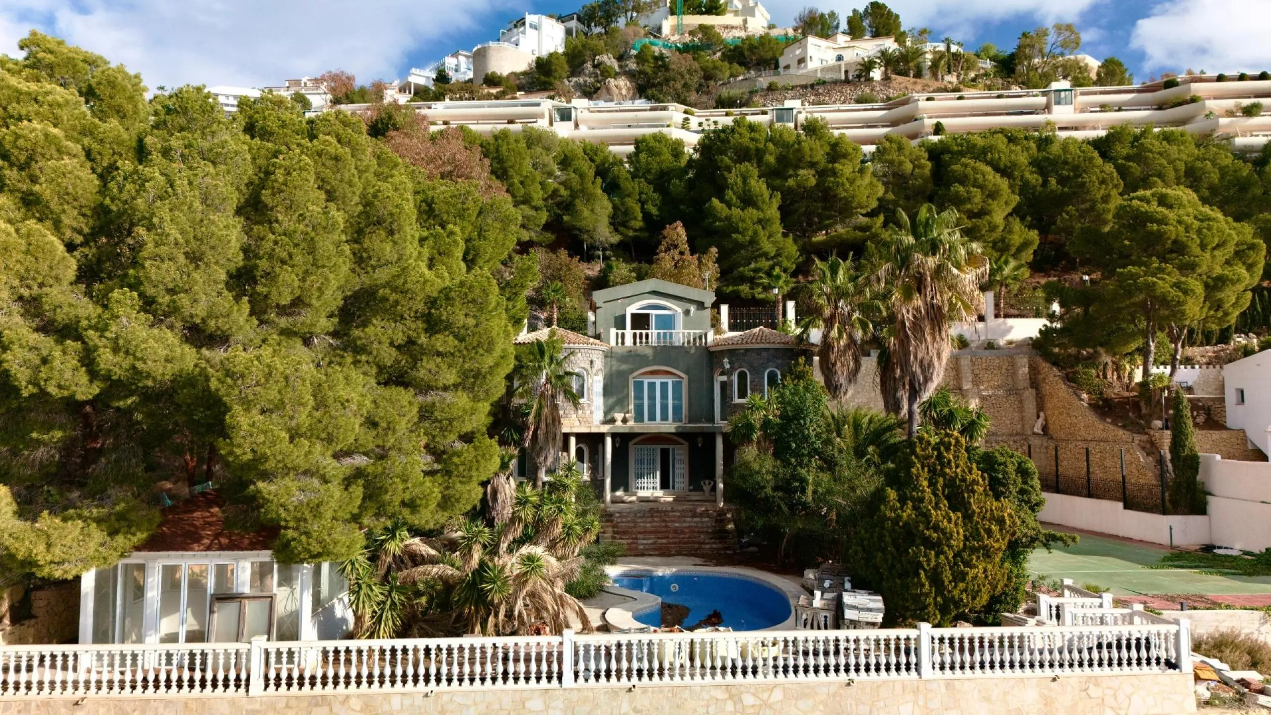 Lujo Mediterráneo en Altea Hills: Propiedad Exclusiva con Vistas Espectaculares y Espacios Únicos