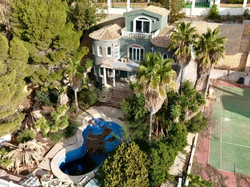 Lujo Mediterráneo en Altea Hills: Propiedad Exclusiva con Vistas Espectaculares y Espacios Únicos