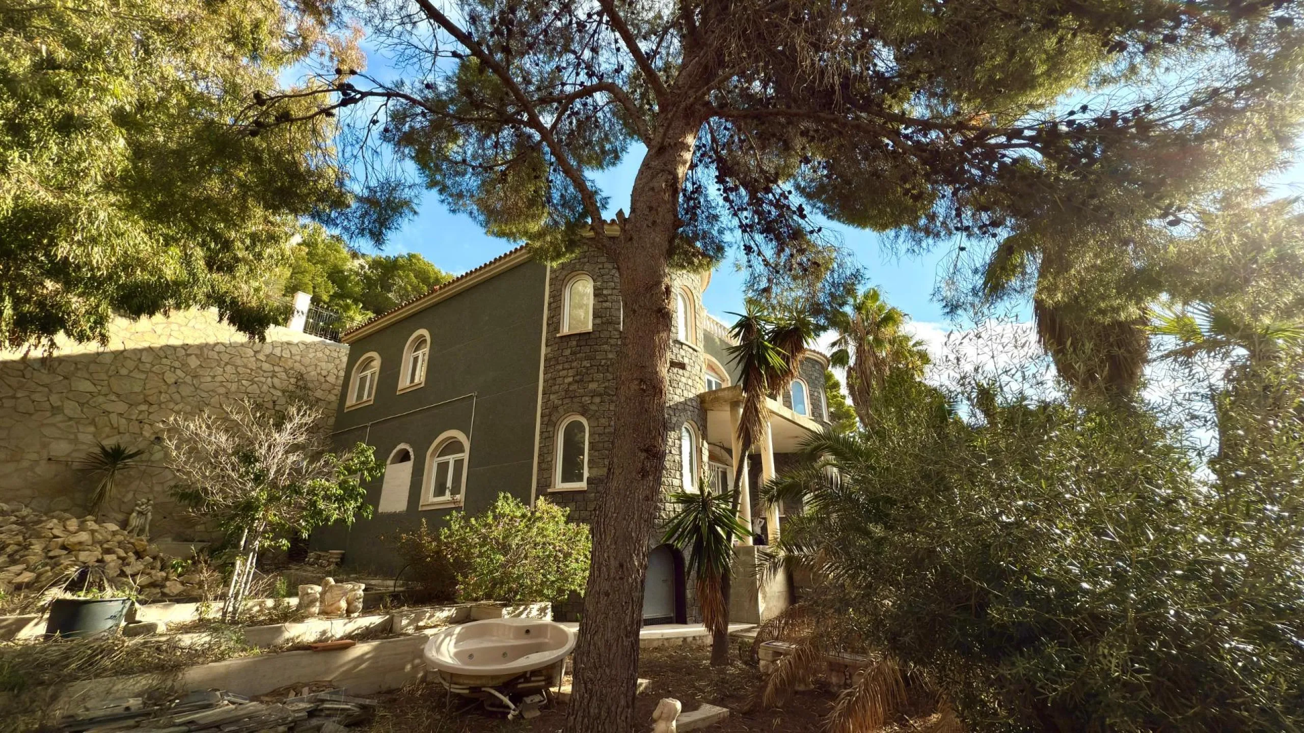 Lujo Mediterráneo en Altea Hills: Propiedad Exclusiva con Vistas Espectaculares y Espacios Únicos