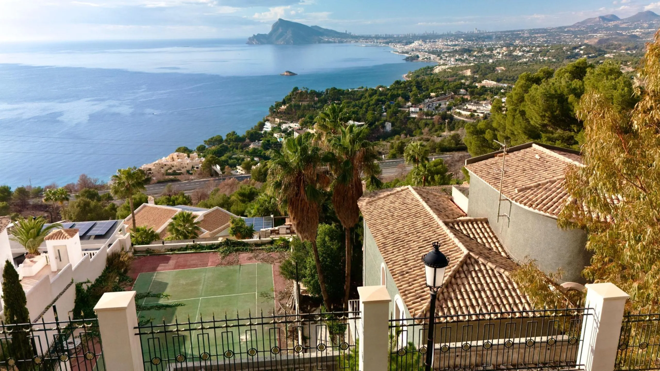 Lujo Mediterráneo en Altea Hills: Propiedad Exclusiva con Vistas Espectaculares y Espacios Únicos