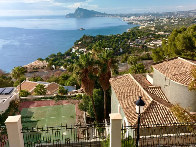 Lujo Mediterráneo en Altea Hills: Propiedad Exclusiva con Vistas Espectaculares y Espacios Únicos