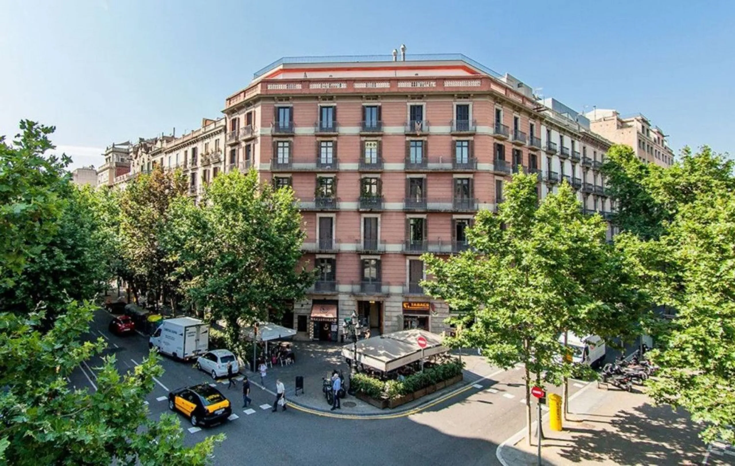 Renovated Apartment with Balconies in Eixample Esquerra, Barcelona