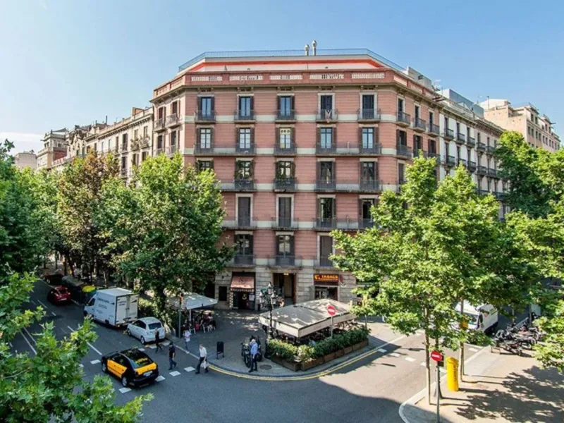 Renovated Apartment with Balconies in Eixample Esquerra, Barcelona