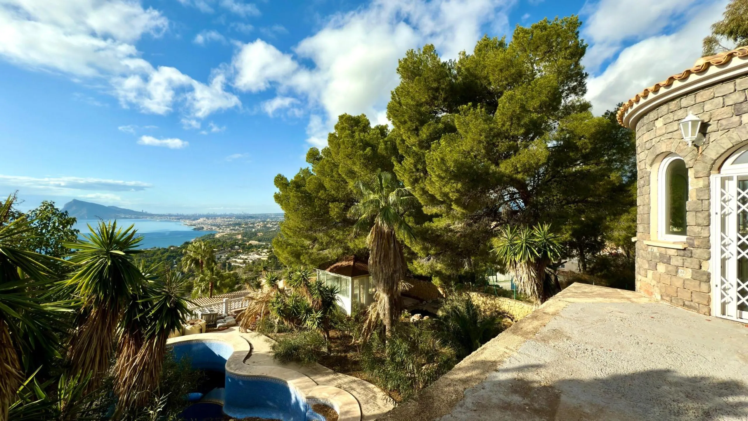 Lujo Mediterráneo en Altea Hills: Propiedad Exclusiva con Vistas Espectaculares y Espacios Únicos
