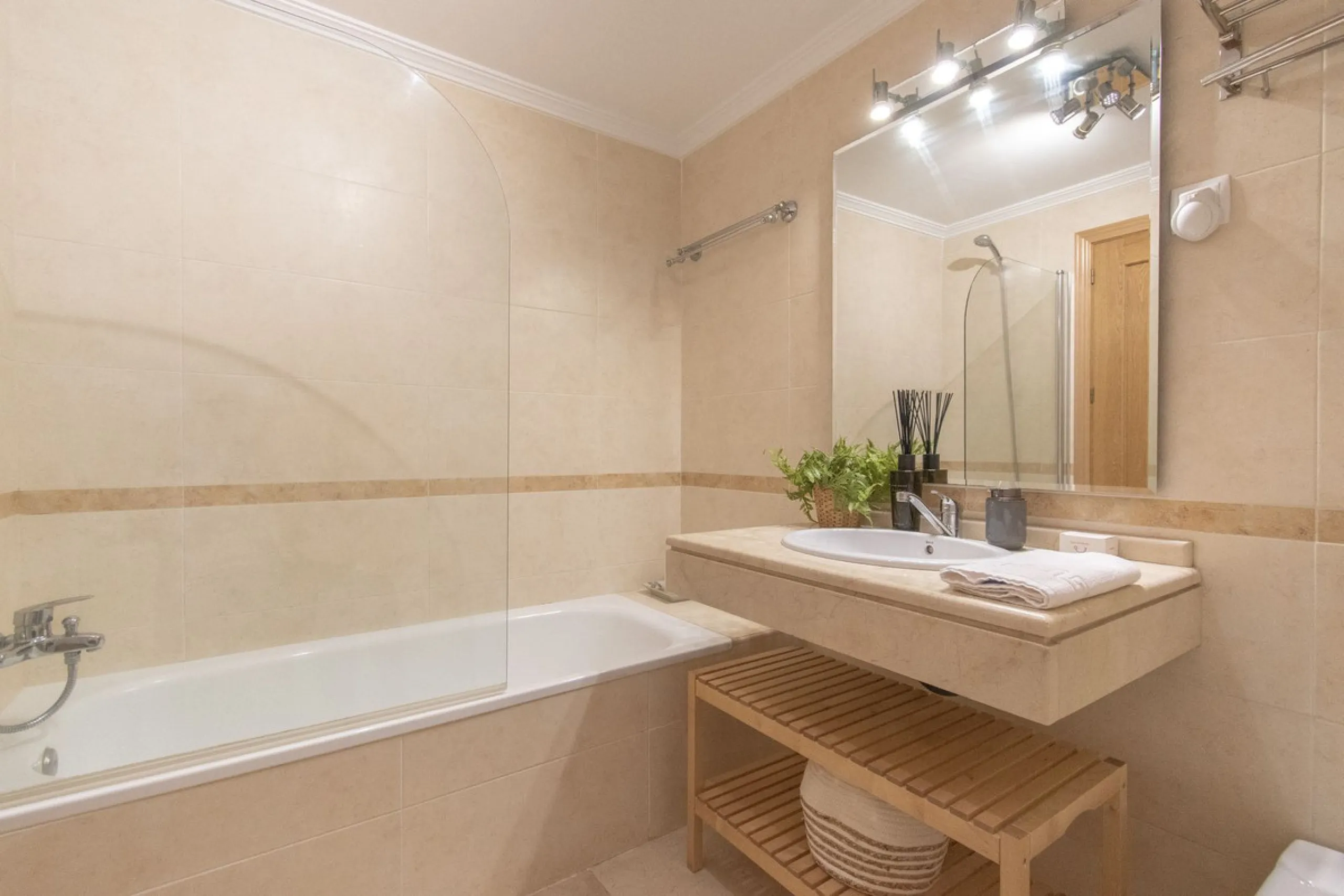 Entdecken Sie diese beeindruckende Maisonettewohnung zum Verkauf in der begehrten Gegend von Mijas Costa – eine Immobilie, die Komfort, Großzügigkeit und eine privilegierte Lage unweit des Meeres vereint