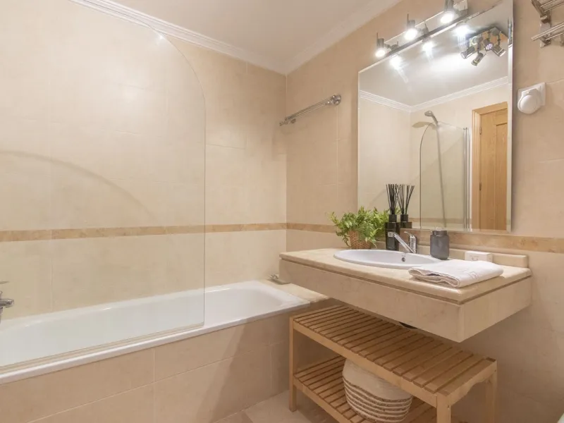 Entdecken Sie diese beeindruckende Maisonettewohnung zum Verkauf in der begehrten Gegend von Mijas Costa – eine Immobilie, die Komfort, Großzügigkeit und eine privilegierte Lage unweit des Meeres vereint