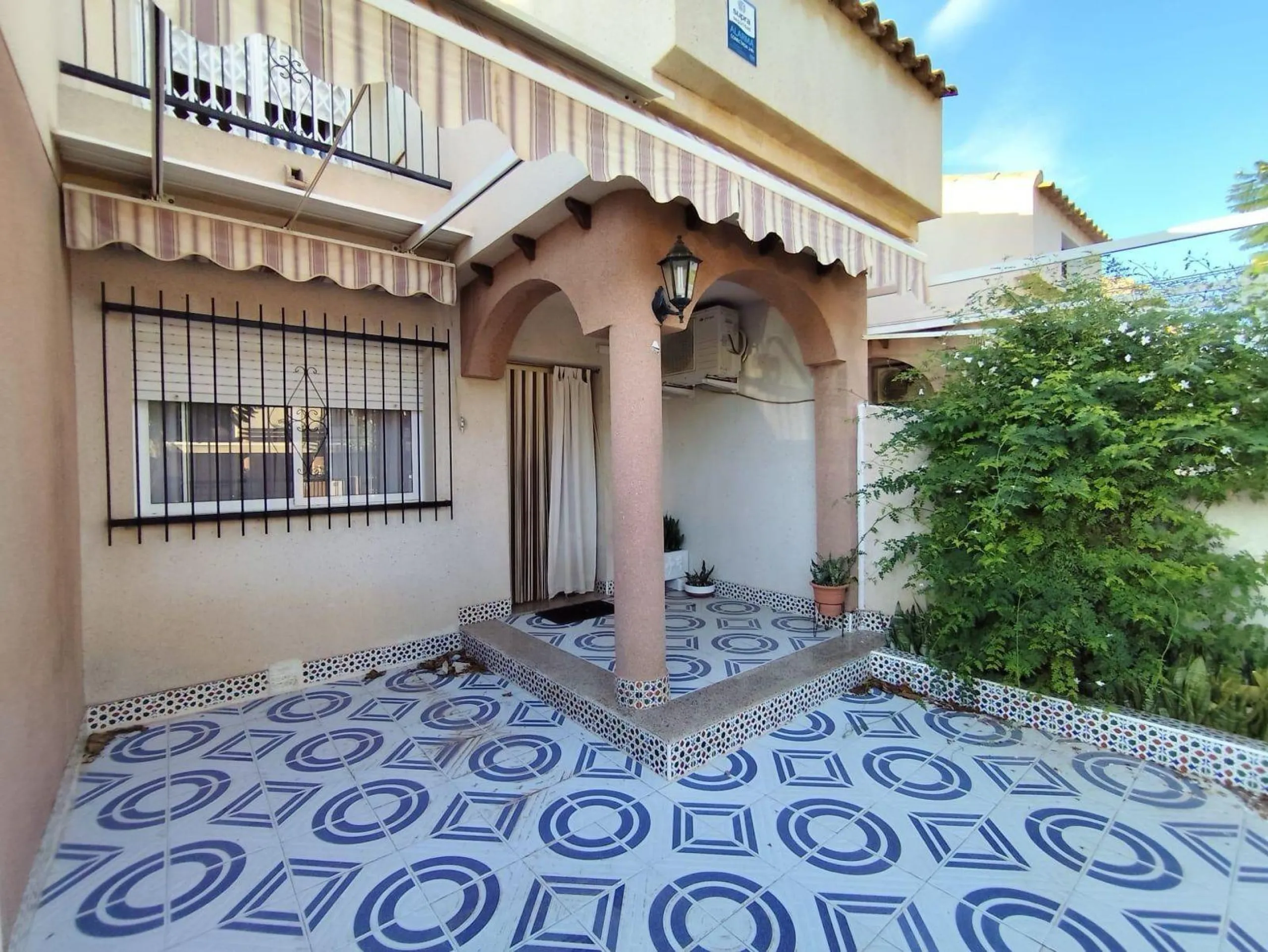 ADOSADO DE 3 DORM. 2 BAÑOS EN LOS ALCAZARES. A 500 METROS DE LA PLAYA. PARCELA. SOLARIUM.