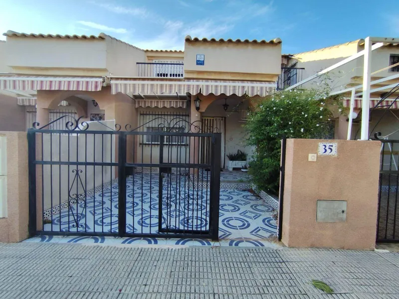 ADOSADO DE 3 DORM. 2 BAÑOS EN LOS ALCAZARES. A 500 METROS DE LA PLAYA. PARCELA. SOLARIUM.