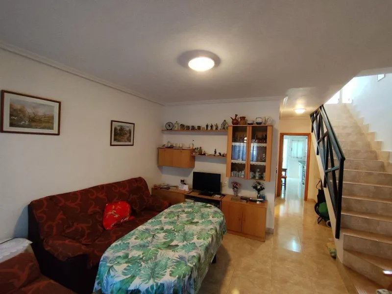 ADOSADO DE 3 DORM. 2 BAÑOS EN LOS ALCAZARES. A 500 METROS DE LA PLAYA. PARCELA. SOLARIUM.