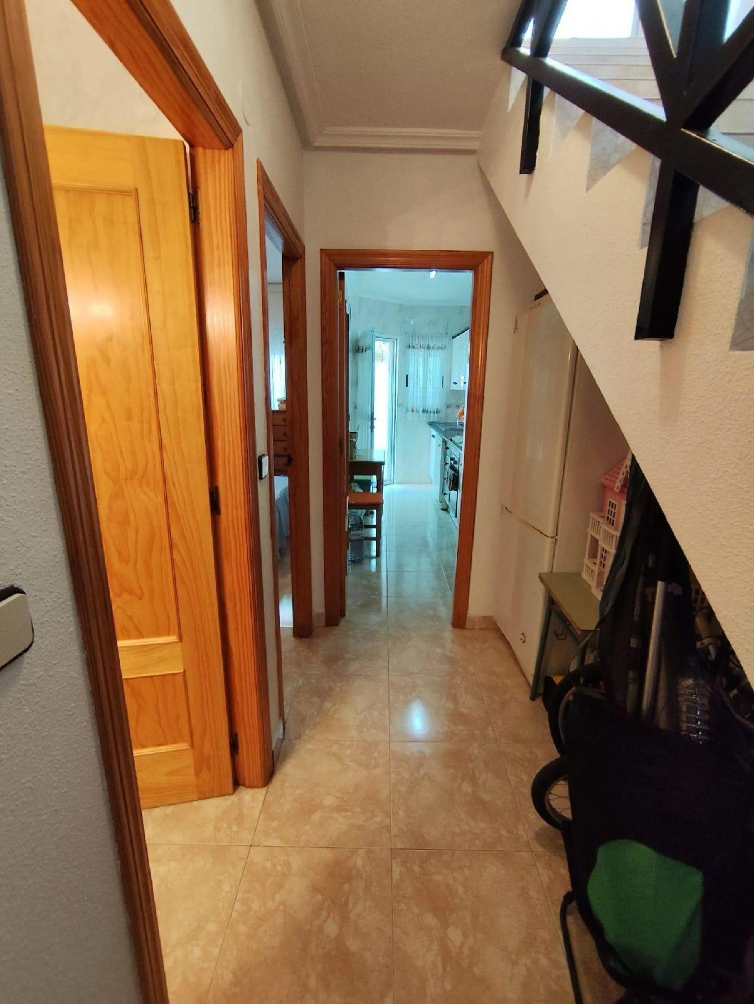 ADOSADO DE 3 DORM. 2 BAÑOS EN LOS ALCAZARES. A 500 METROS DE LA PLAYA. PARCELA. SOLARIUM.