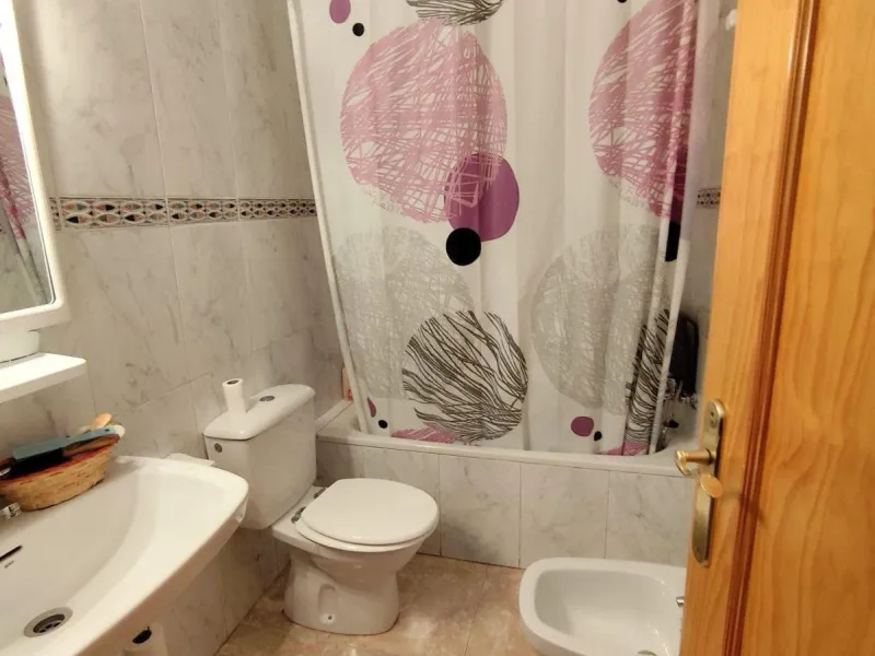 ADOSADO DE 3 DORM. 2 BAÑOS EN LOS ALCAZARES. A 500 METROS DE LA PLAYA. PARCELA. SOLARIUM.