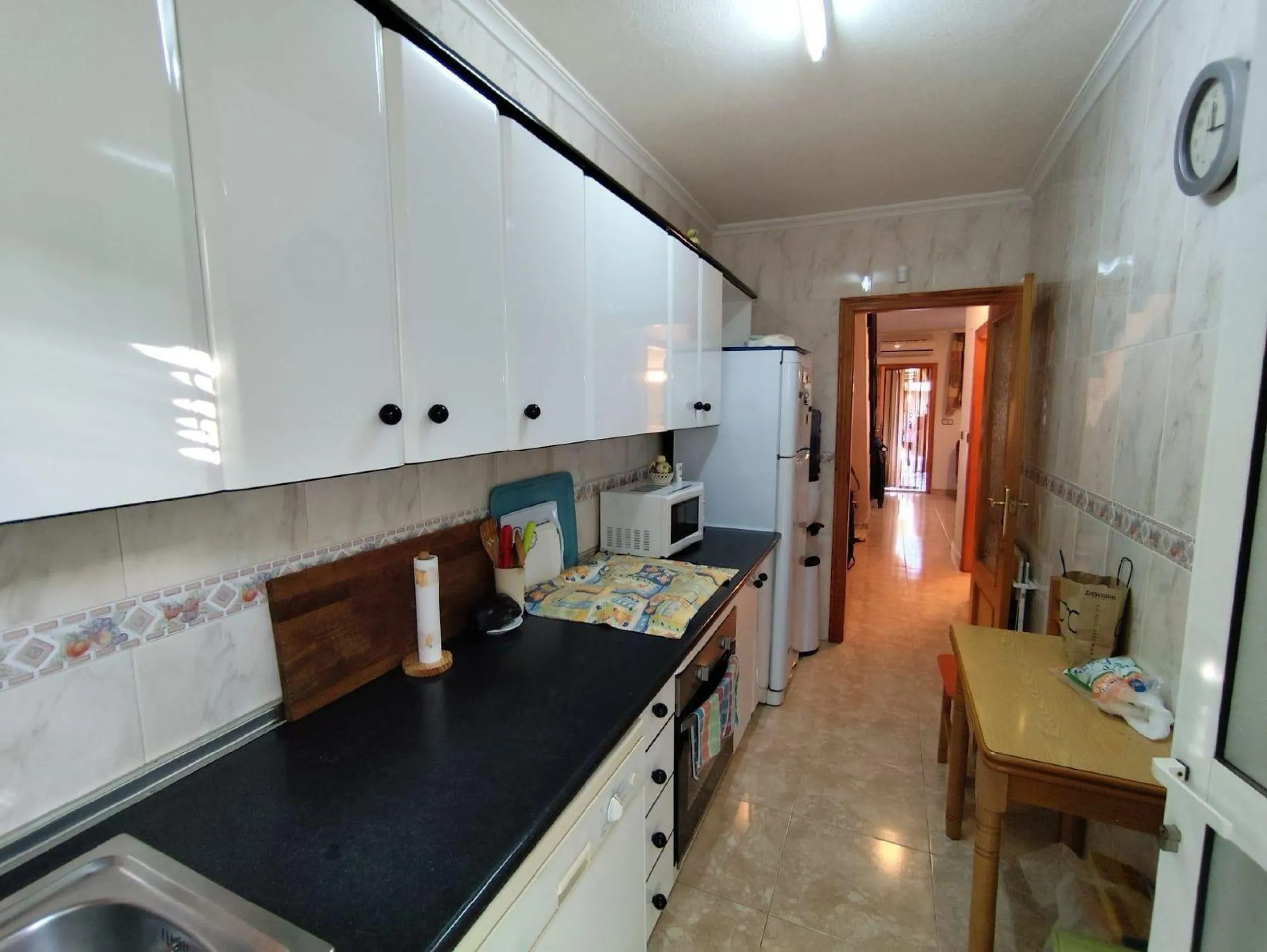 ADOSADO DE 3 DORM. 2 BAÑOS EN LOS ALCAZARES. A 500 METROS DE LA PLAYA. PARCELA. SOLARIUM.