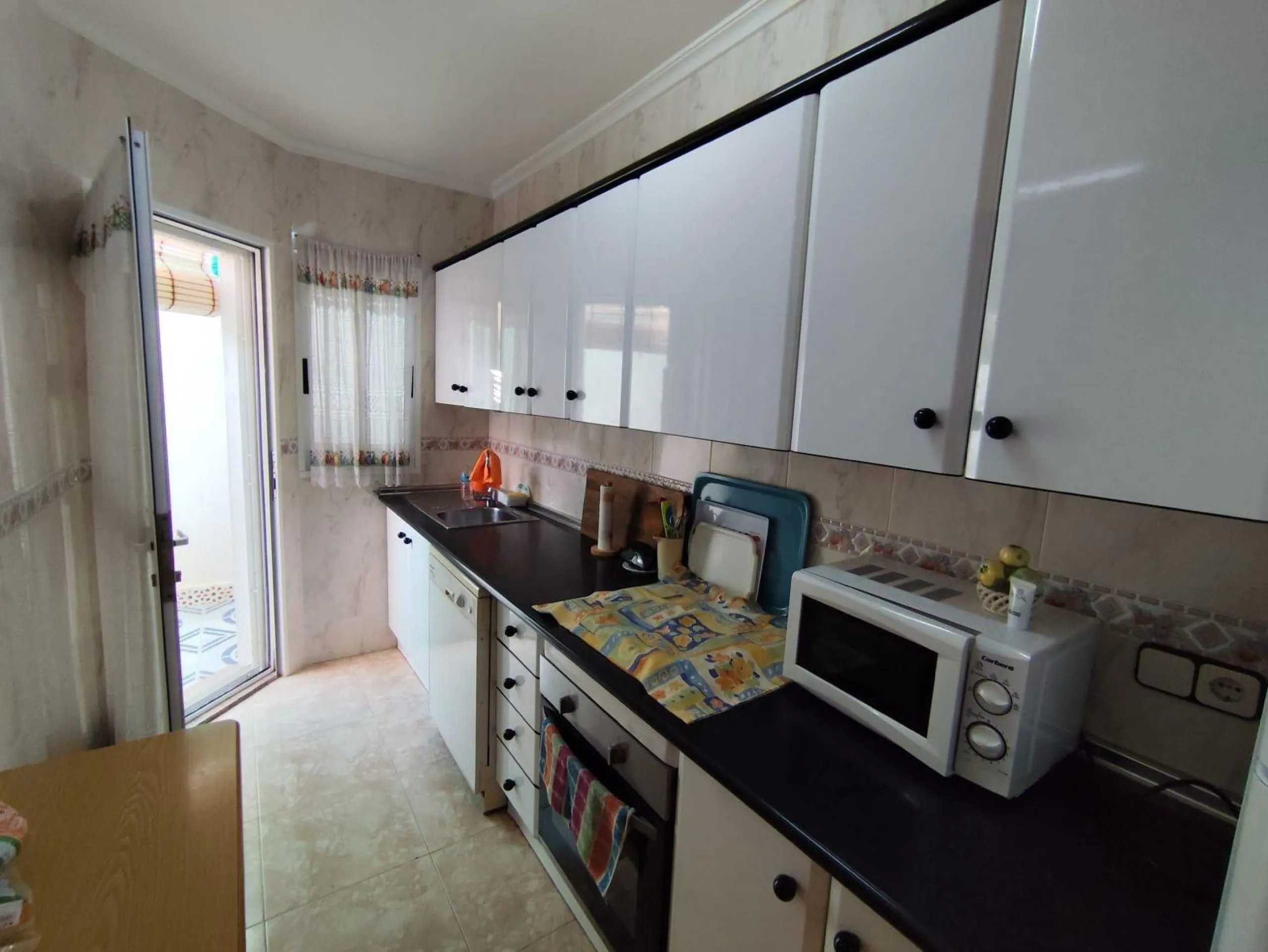 ADOSADO DE 3 DORM. 2 BAÑOS EN LOS ALCAZARES. A 500 METROS DE LA PLAYA. PARCELA. SOLARIUM.
