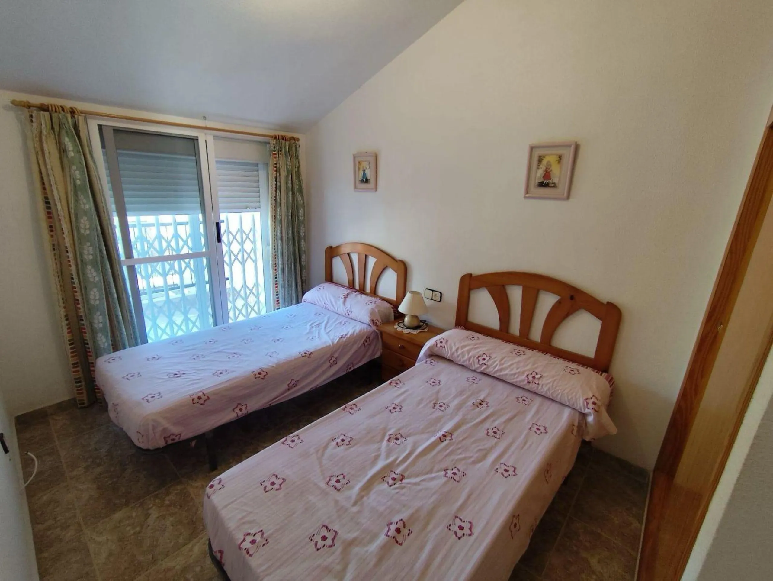 ADOSADO DE 3 DORM. 2 BAÑOS EN LOS ALCAZARES. A 500 METROS DE LA PLAYA. PARCELA. SOLARIUM.