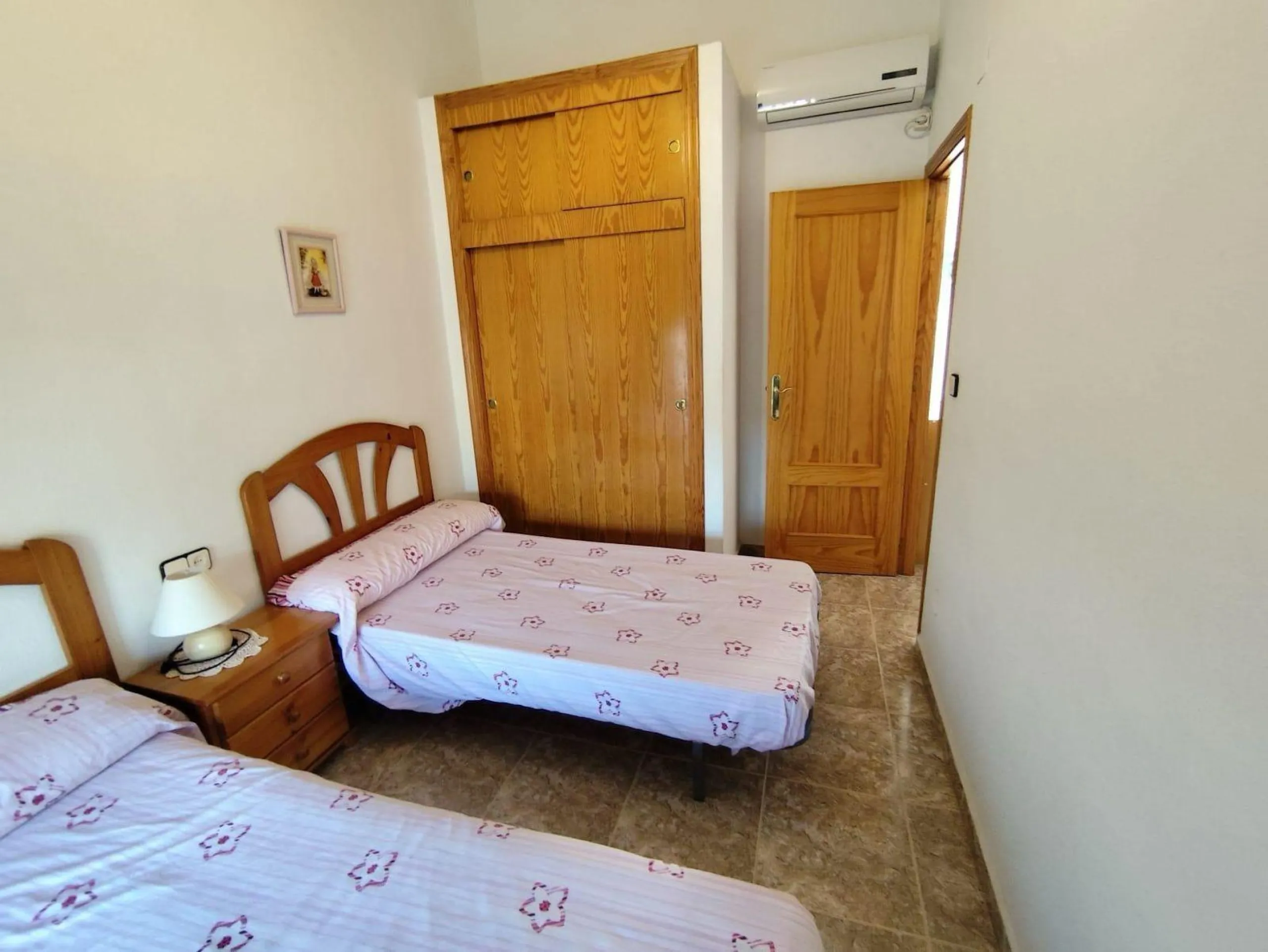 ADOSADO DE 3 DORM. 2 BAÑOS EN LOS ALCAZARES. A 500 METROS DE LA PLAYA. PARCELA. SOLARIUM.